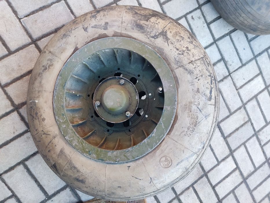 Колеса катки в зборі авіаційні 700*250а