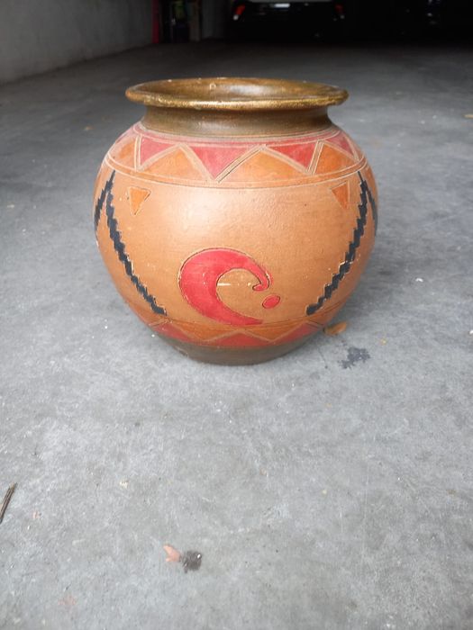 Pote em barro com desenhos