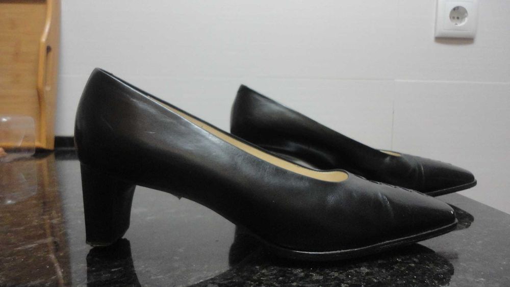 Sapatos de senhora em pele preto Bambi