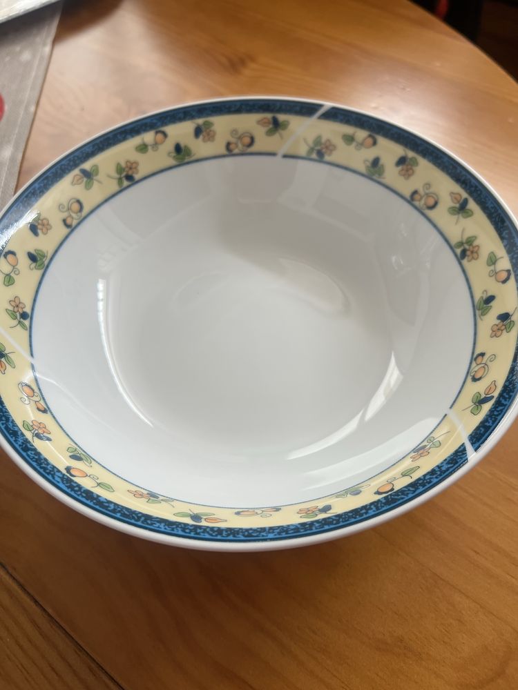 Pratos de cozinha mais saladeira