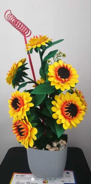 Arranjos de flores feitos em EVA.