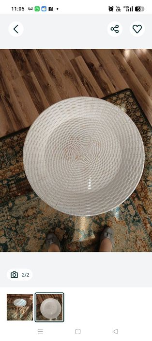 Stolik na drewnianych nogach