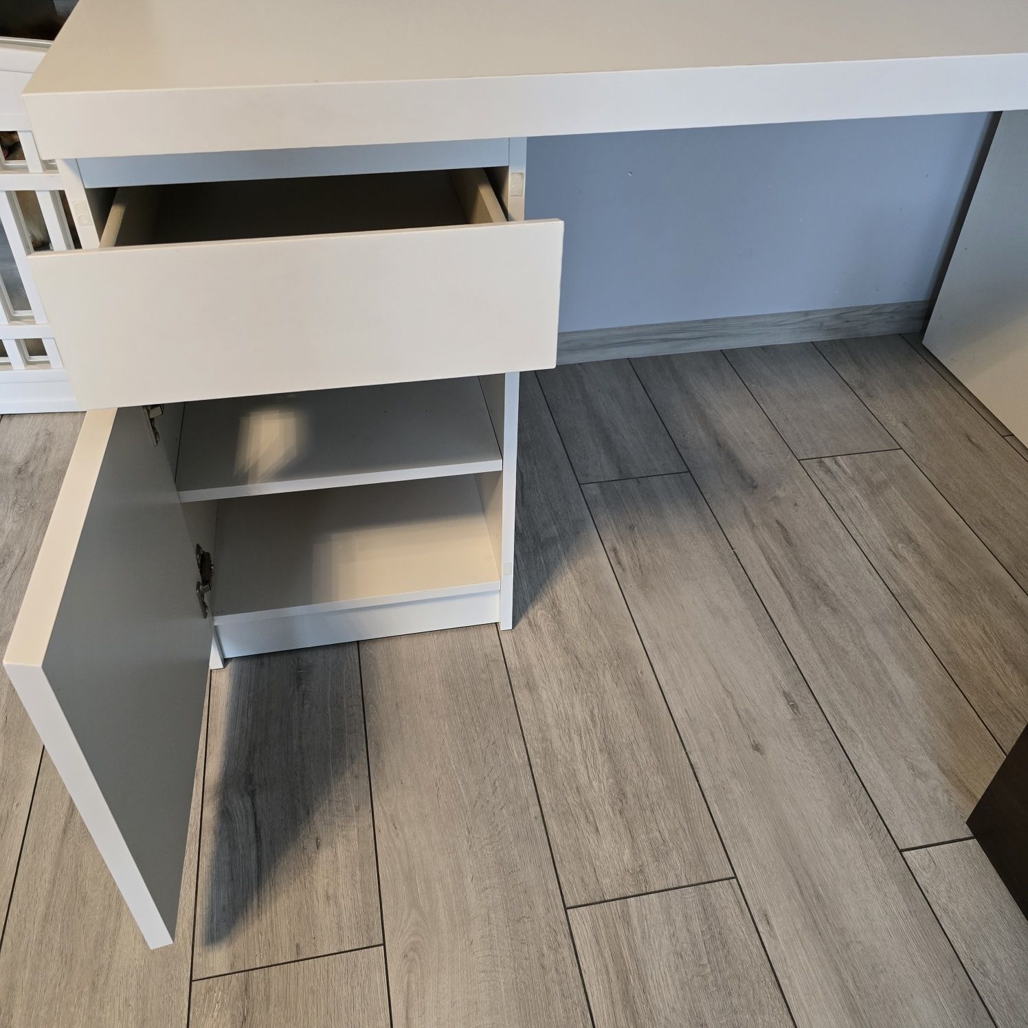 Białe biurko Ikea