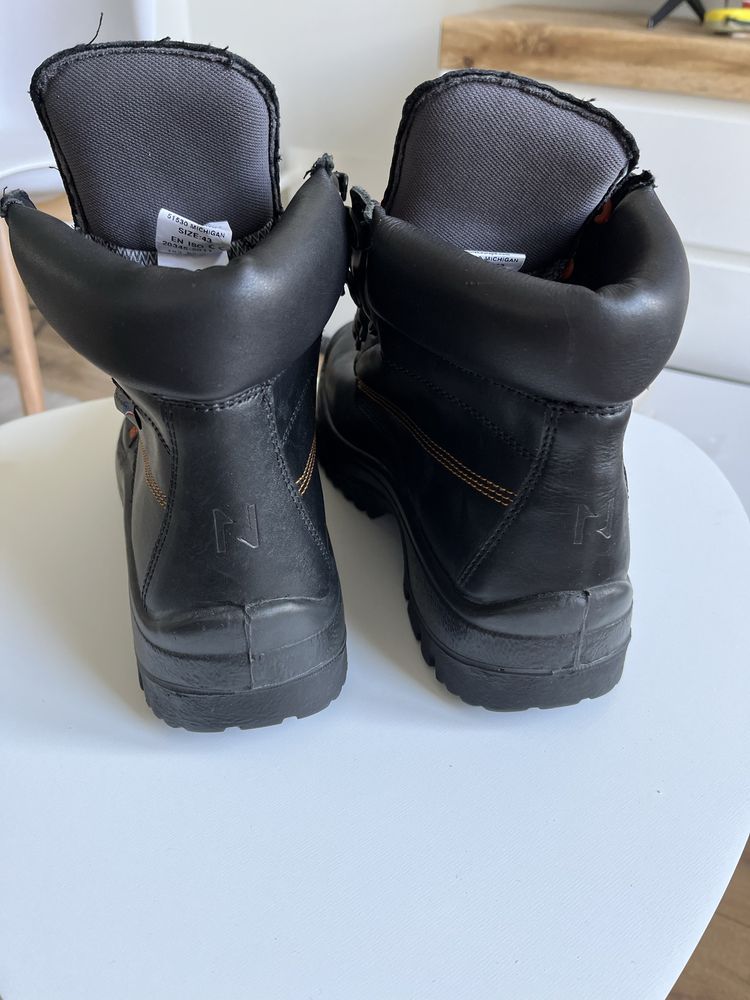 Buty robicze, skórzane.