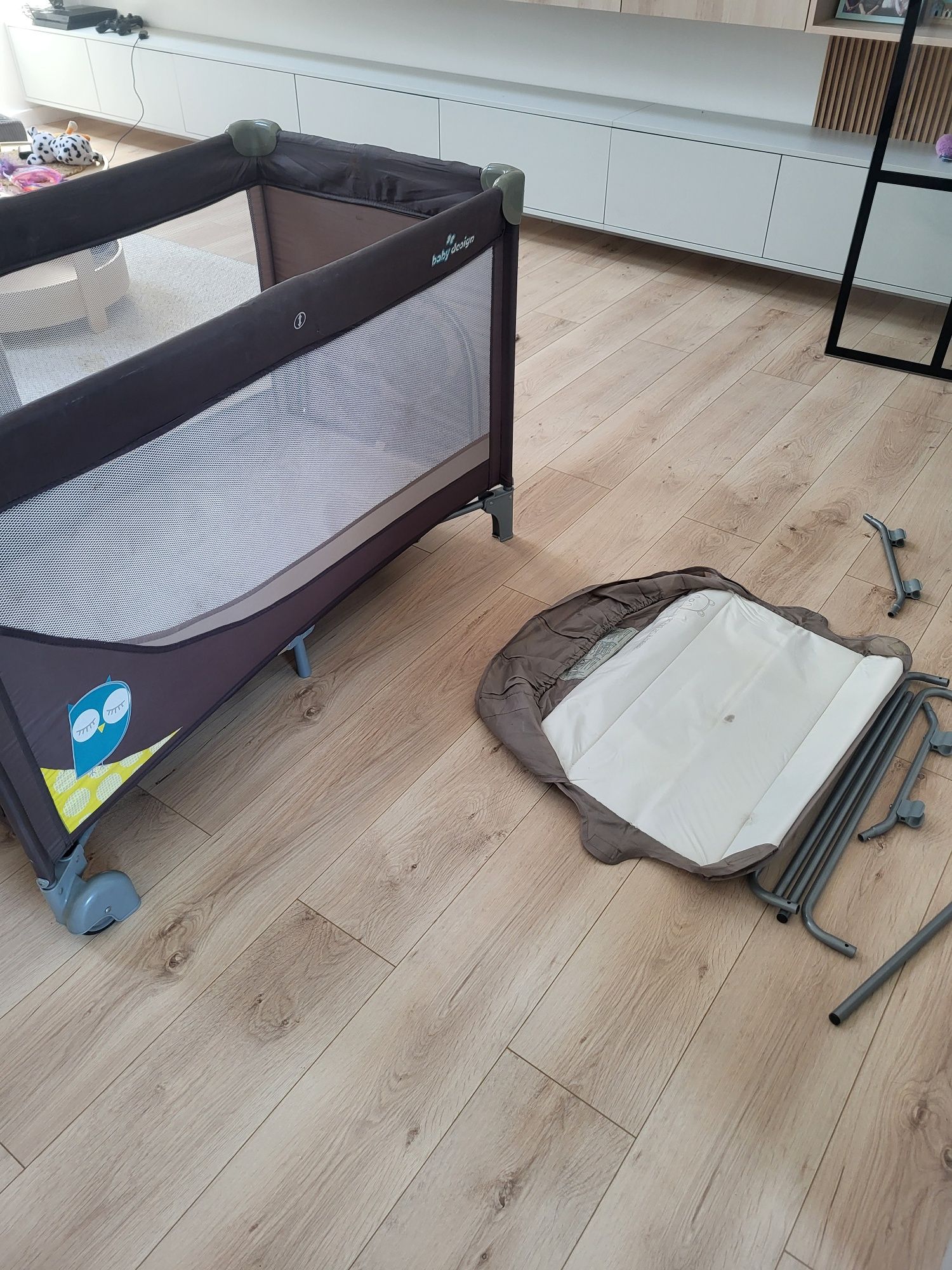 Łóżeczko turystyczne, moskitiera, przewijak Baby Design