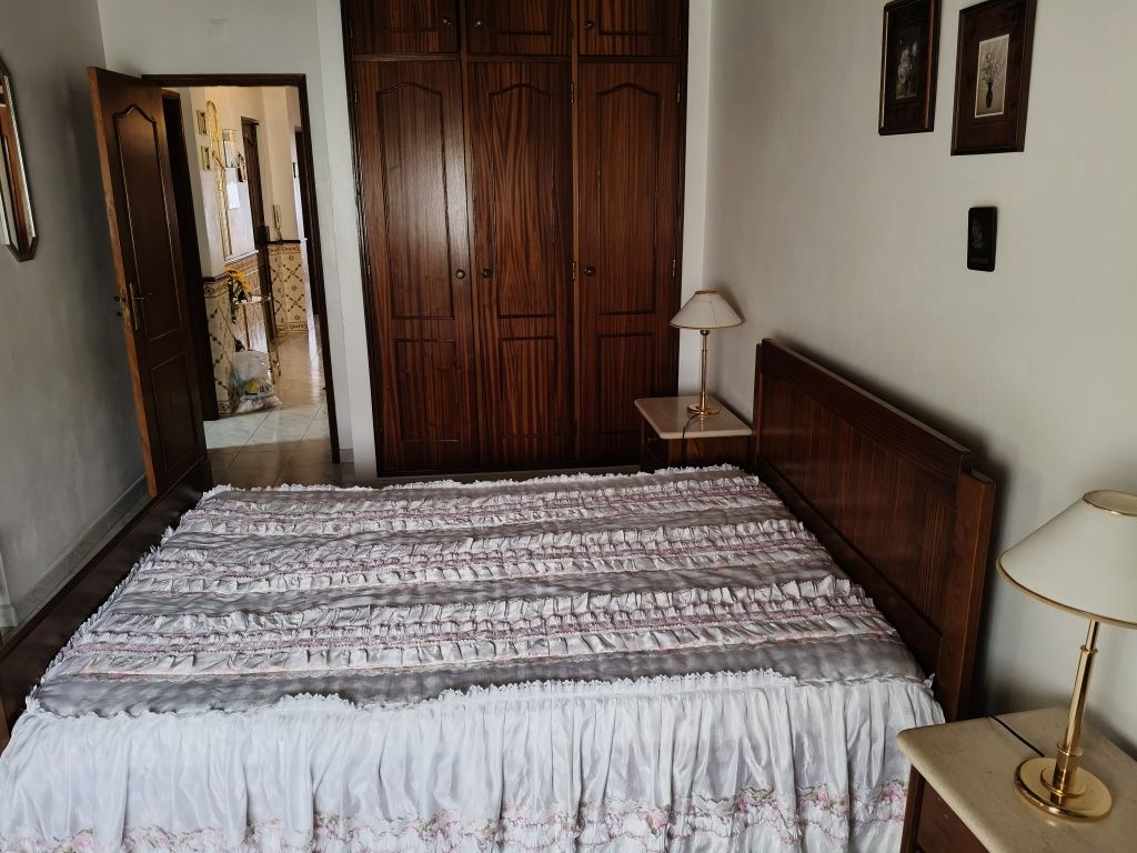 Apartamento T2 com boas áreas , Todo mobilado.