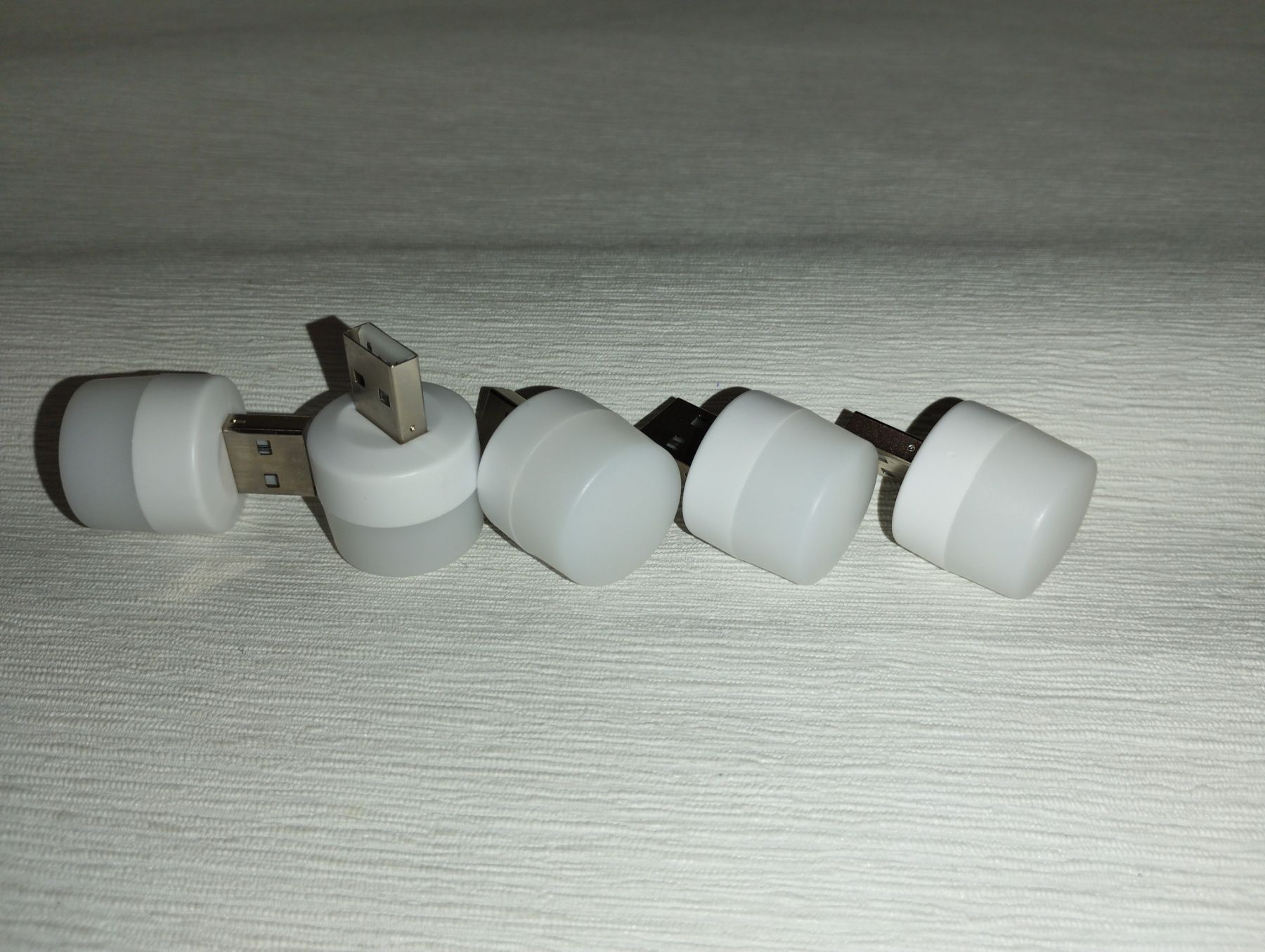 Компактний світлодіодний USB-ліхтар із живленням від USB-роз'єму power