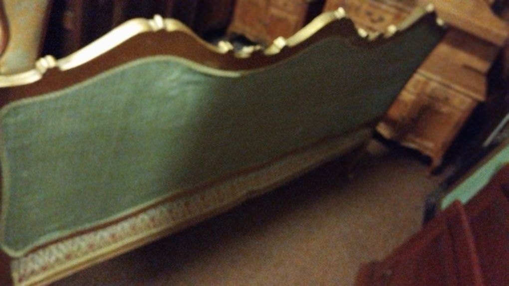 Piękna stylowa kanapa w złotej ramie ludwik na sprężynach