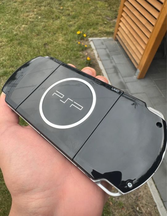 Konsole Sony PSP 3000 w bardzo dobrym stanie + akcesoria