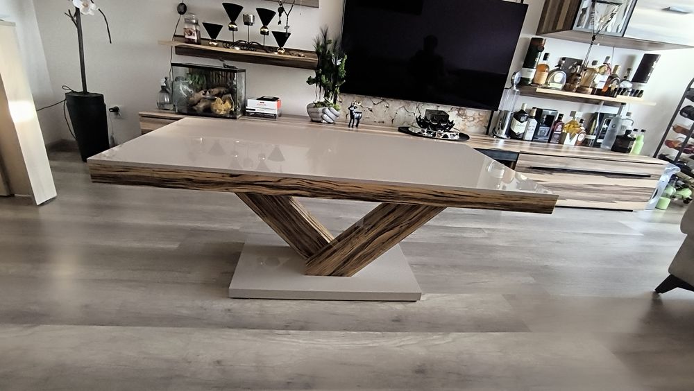 Na sprzedaż elegancki stół kawowy-beżowy połysk z drewnianymi wstawkam