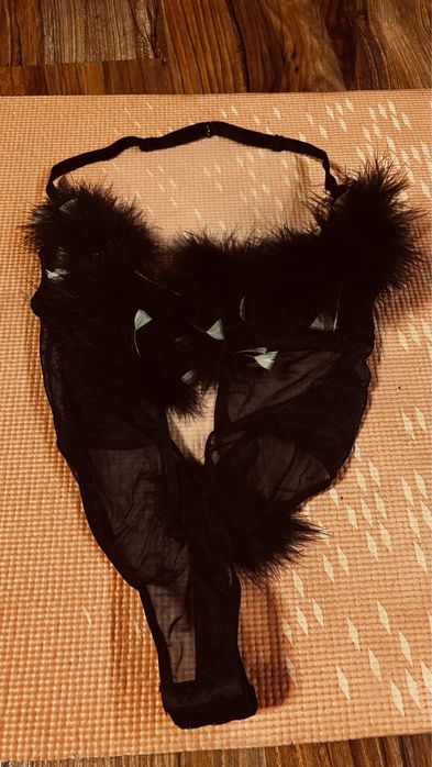 Czarny gorset,futerko,body,pióra