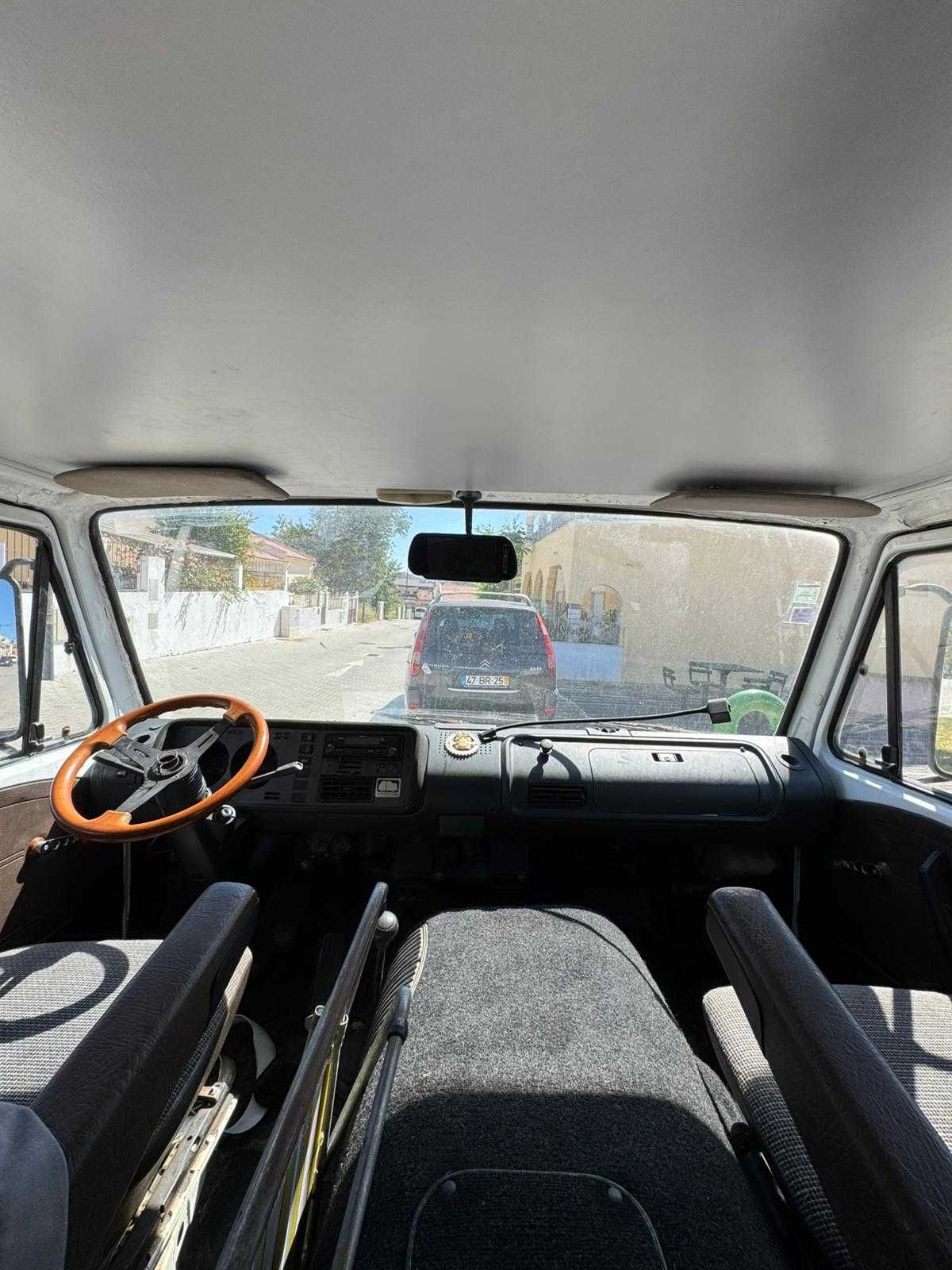 Autocaravana VW Westfalia LT28 (clássico)