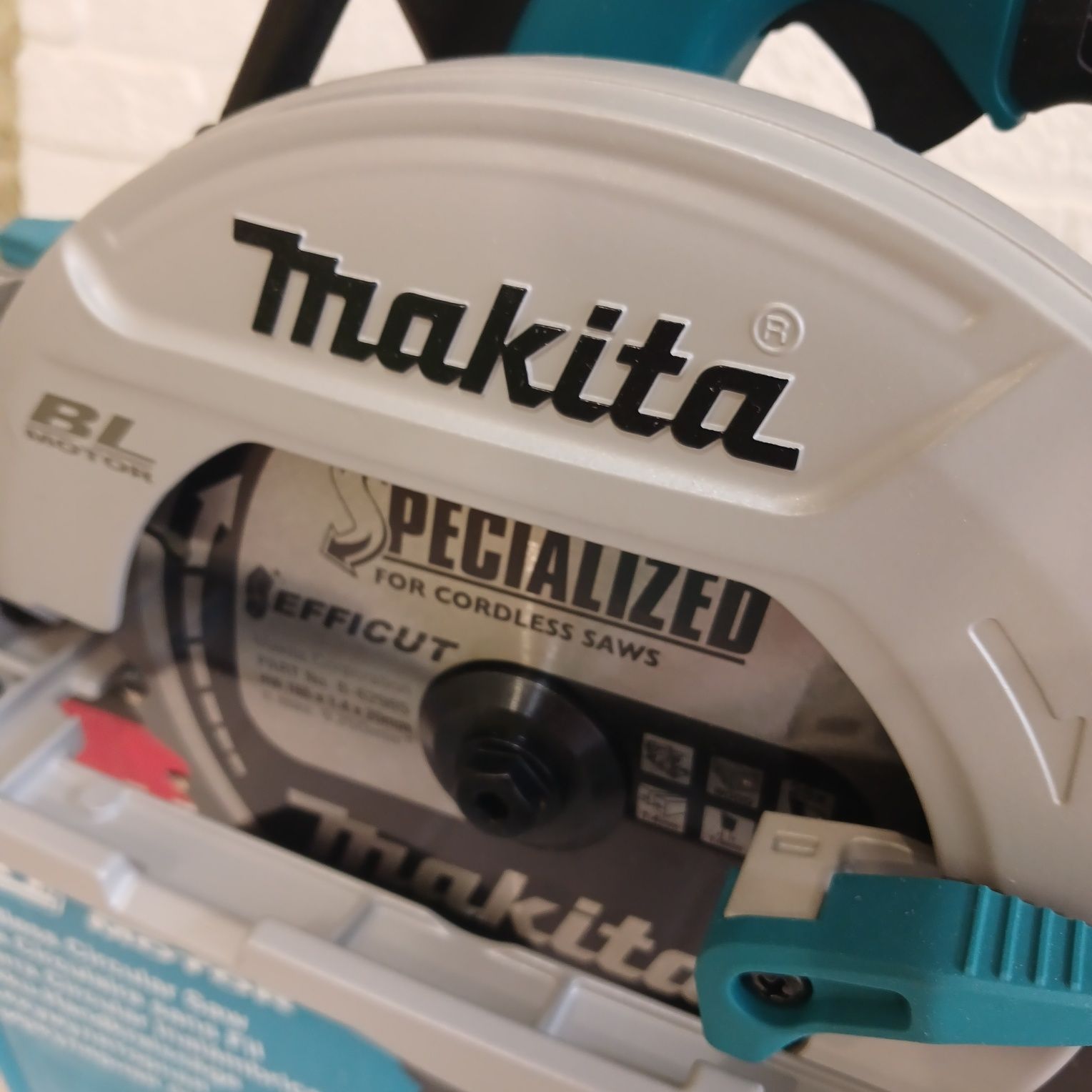 Акумуляторна дискова пила makita dhs680
