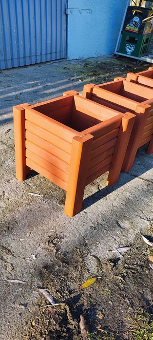 Drewniane doniczki ogrodowe