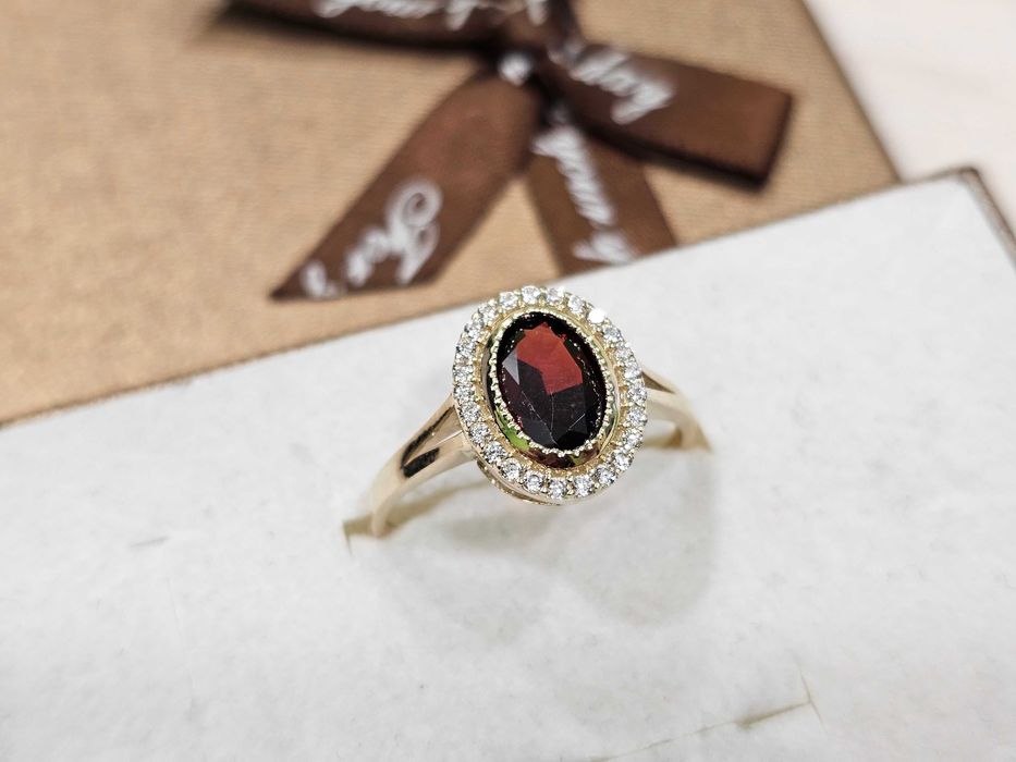 Złoty pierścionek PODŁUŻNE oczko CZERWONE PR 585