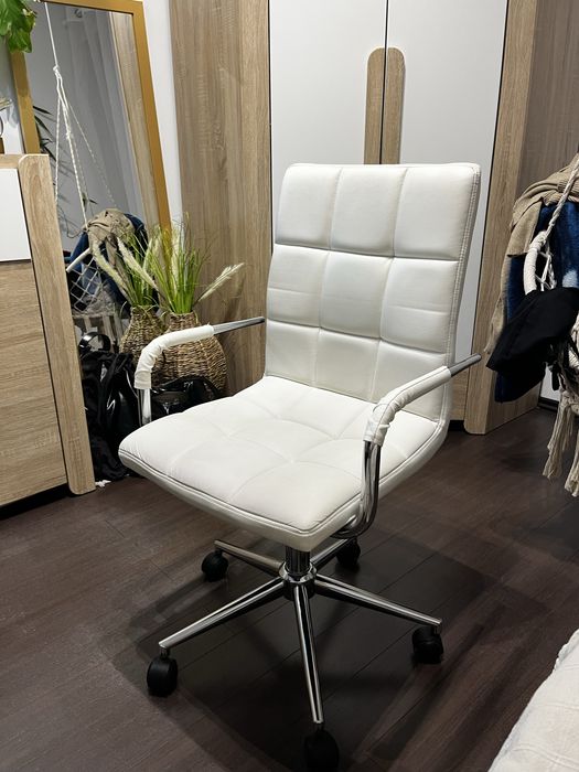 Białe nowoczesne krzesło regulowane obrotowe stan bardzo dobry