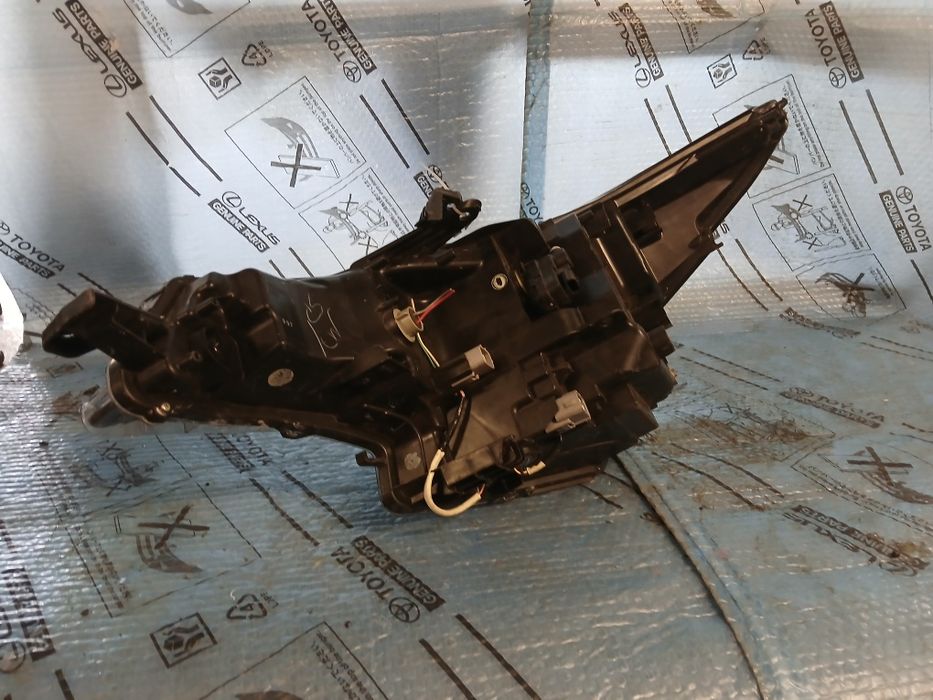 Lampa przednia prawa TOYOTA AVENSIS T29 FULL LED 15-18