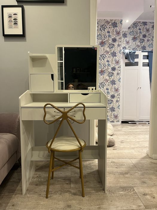 Toaletka dziewcieca wraz z krzeselkiem