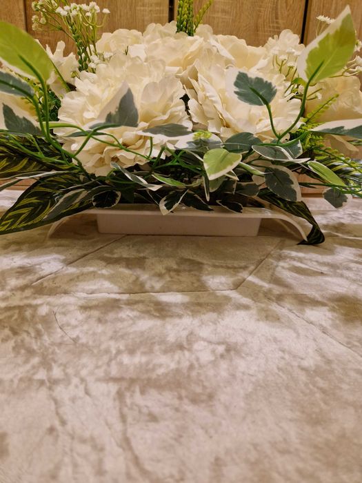 Stroik, białe kwiaty na cmentarz