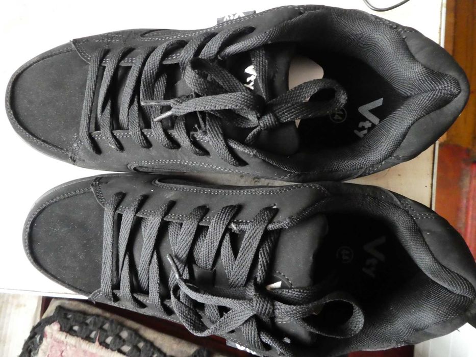 Стильні чорні кросовки польського виробництва 44 розміру.