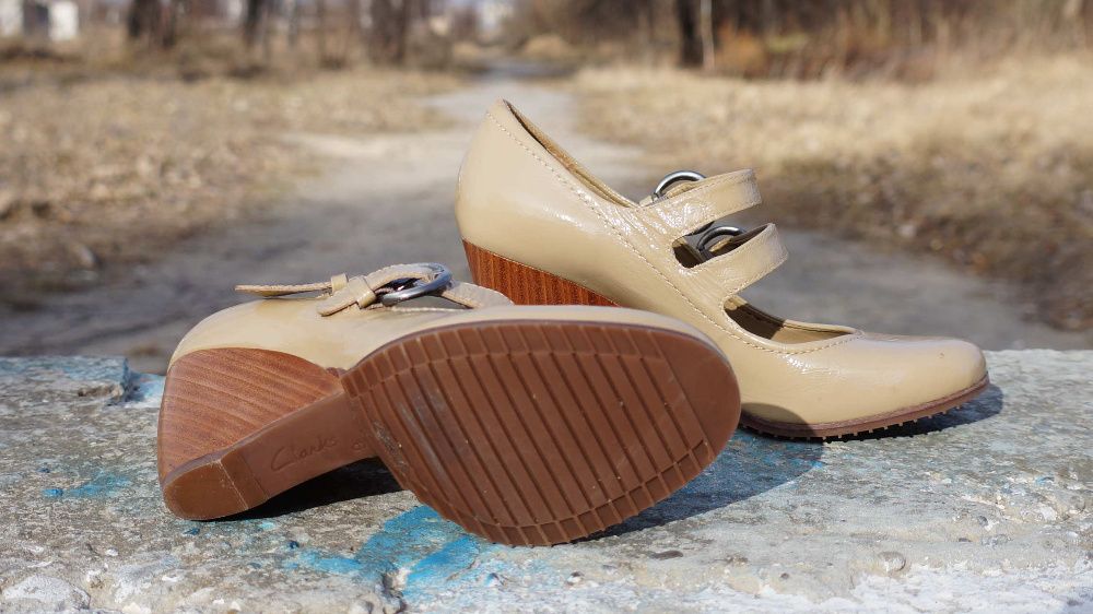 Шкіряні туфлі Clarks