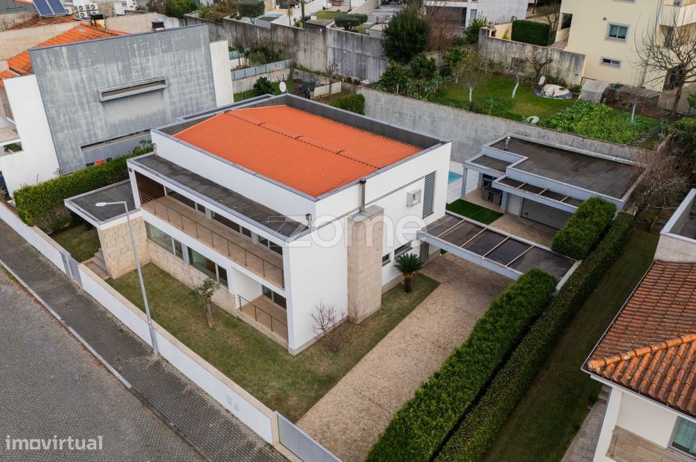 Moradia individual de dois pisos, localizada na freguesia de Fraião