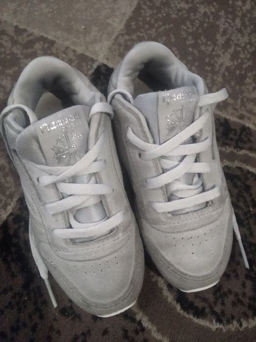 Продам фирменные кроссовки