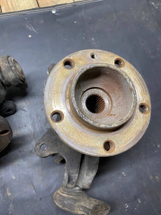 Кулак Поворотный Renault Master 2.2 tdi 2005 R16