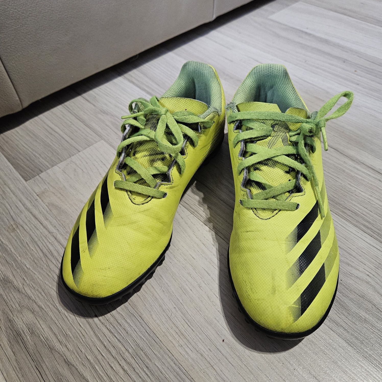 Turfy piłkarskie adidas 37.5
X Ghosted.4 TF Junior żółto-czarne FW6920