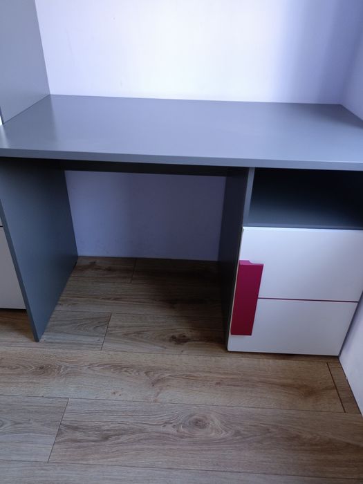 Sprzedam biurko dla dziewczynki.