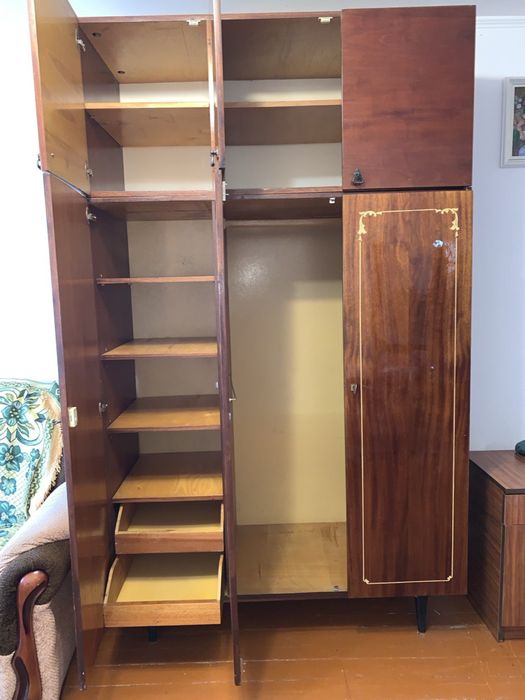 Шафа трьохдверна глянцева