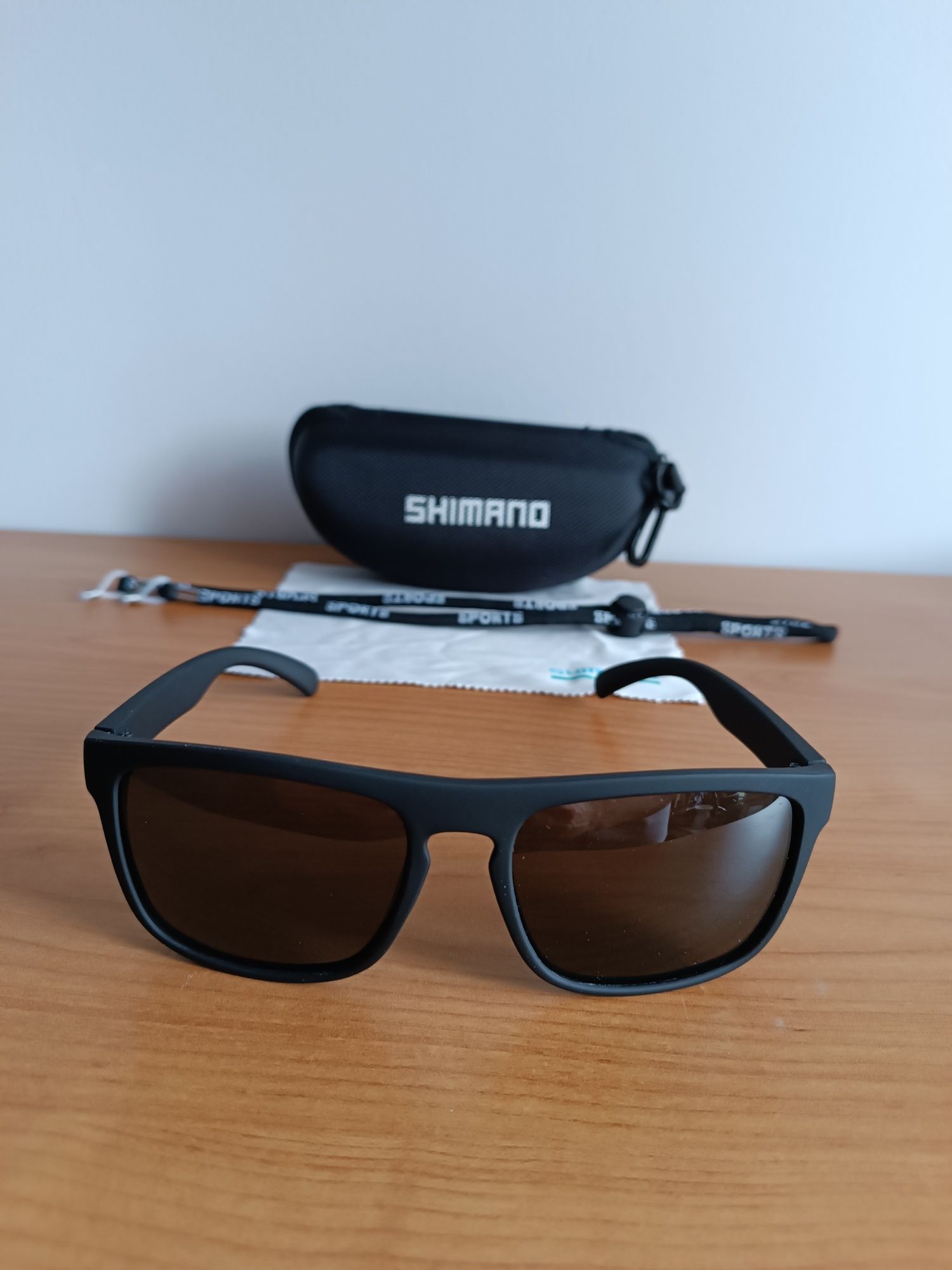 Okulary przeciwsłoneczne polaryzacyjne Shimano.