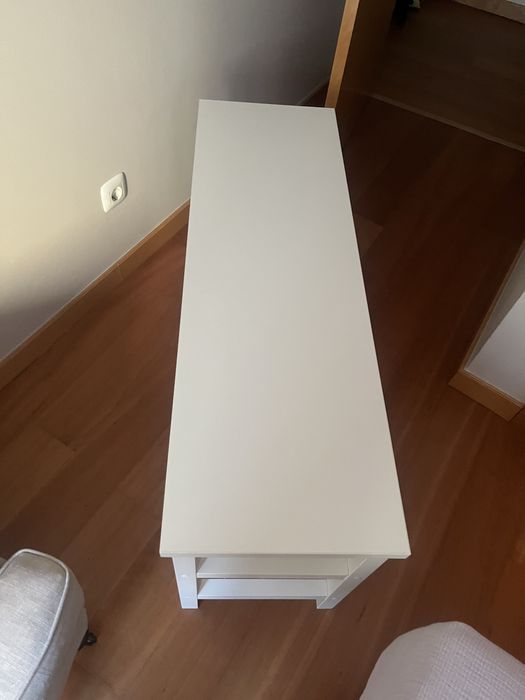 Banco com arrumacao sapatos