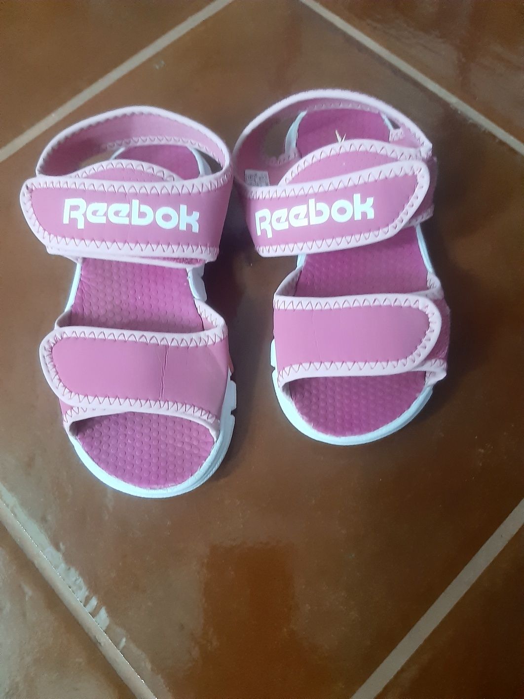 Sandálias menina Reebok nr 27,5 novas