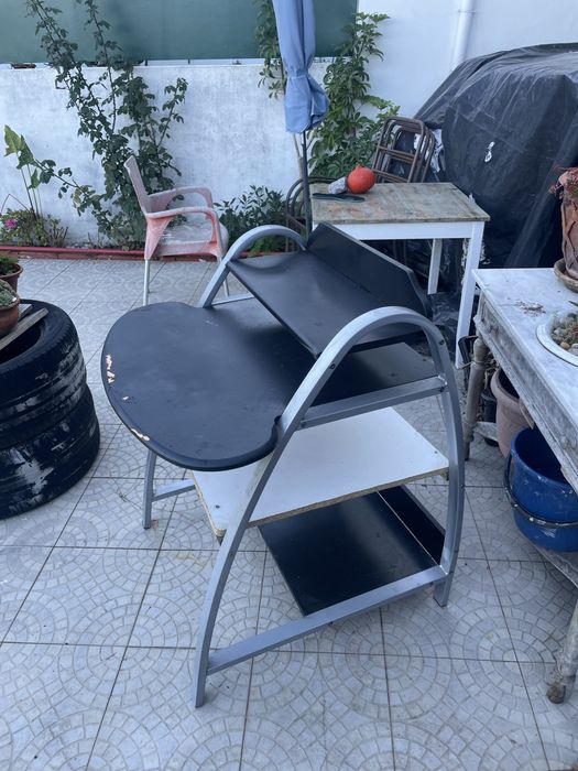 mesa/secretária em bom estado