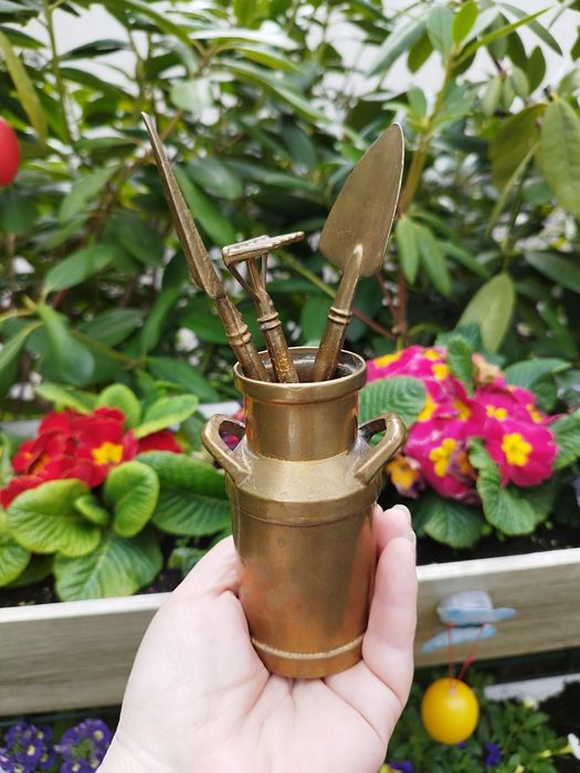 бидон бронза  с садовыми принадлежностями