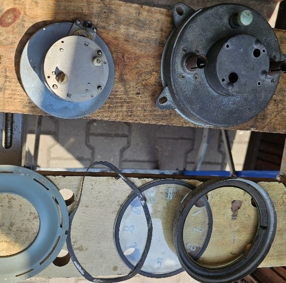 Zegar z PRL  montowane w autobusach