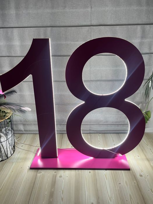 Do wynajęcia dekoracja 18-tka na ściankę/ led