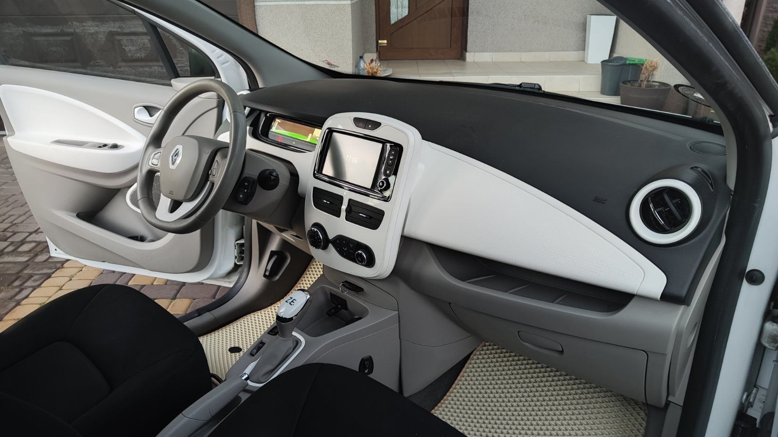 Продам електромобіль Renault Zoe  2017 року білого кольору