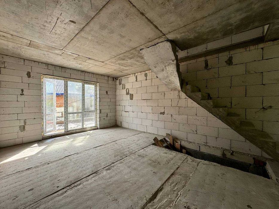 Продаж таунхаусу з підвалом у м.Вишневе, без ремонту