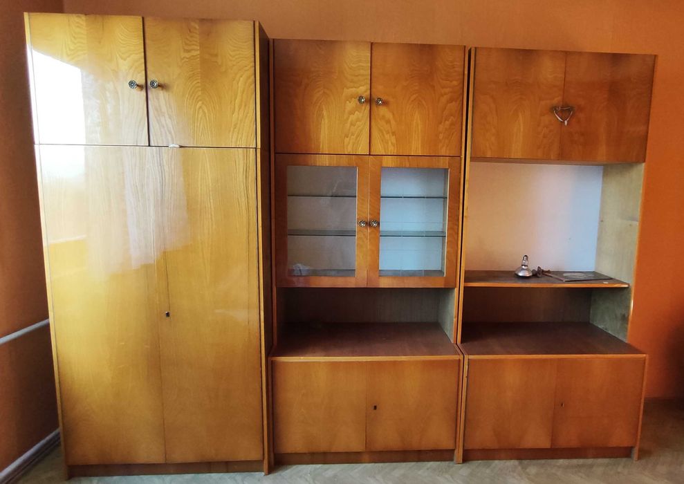 Meblościanka z PRL – klasyczny design, stan dobry