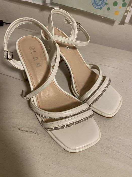 Босоніжки 38 розмір в гарному стані майже нові одягала пару разів.