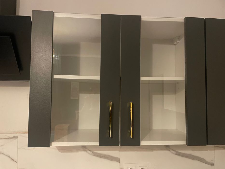 Meble kuchenne, zlewozmywak z baterią i okap