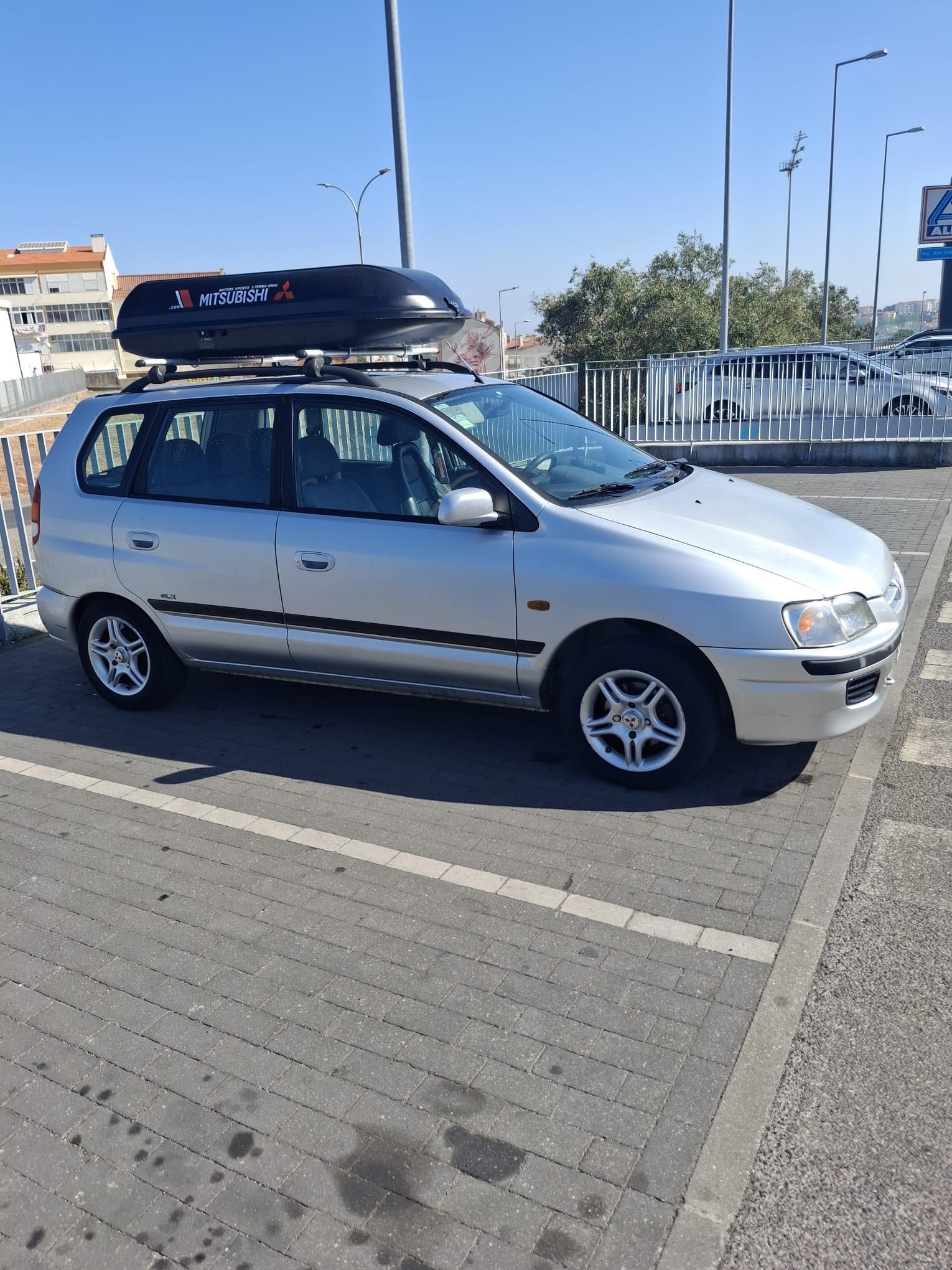 Mitsubishi Space Star 1.3 16V 83cv com mala no tejadilho