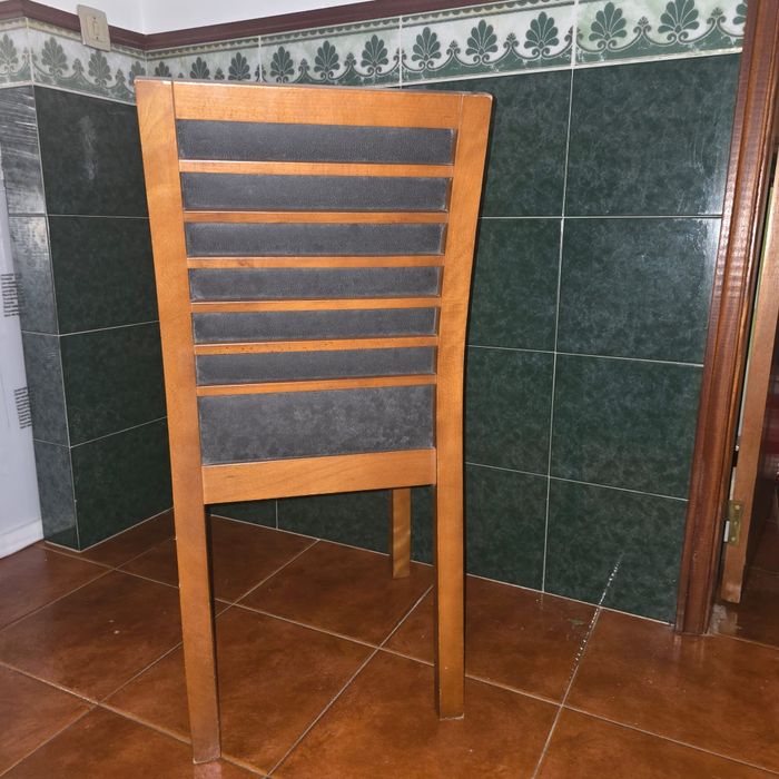 Conjunto de quatro cadeiras