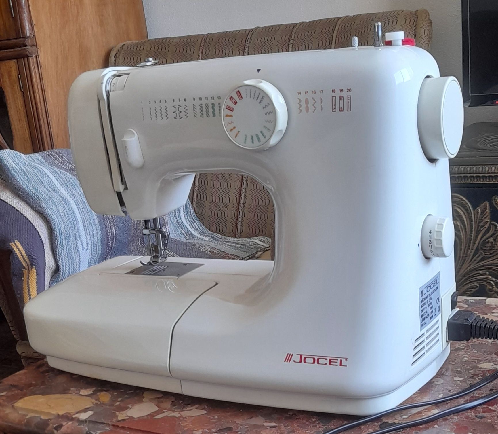 Máquina de costura Jocel