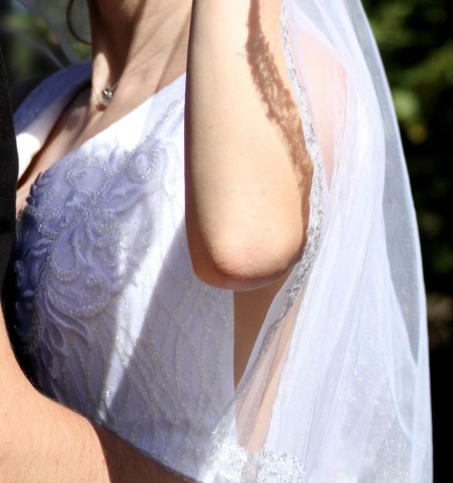 Біла весільна сукня 44 розміру + у подарунок прикраса