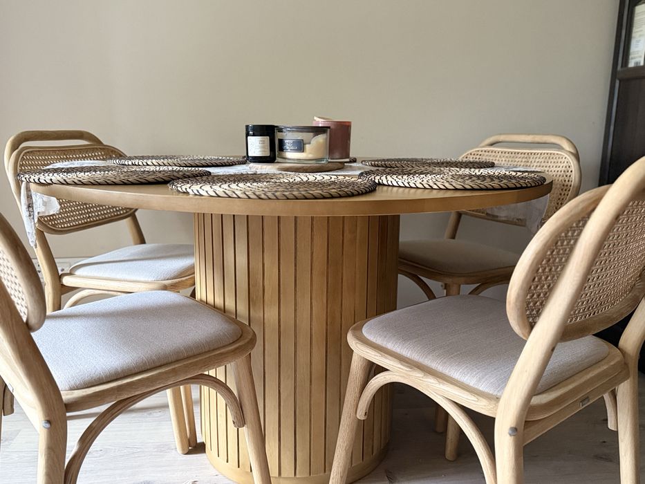 Zestaw stół plus 4 krzeselka Kave Home