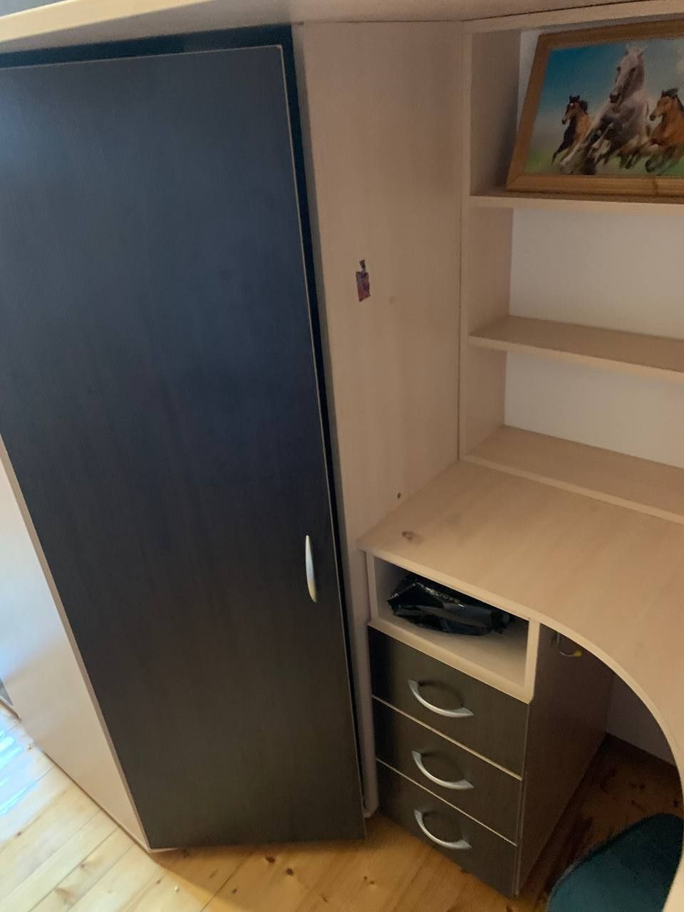 Продам детскую кровать с письменным столом,с матрасом, самовывоз