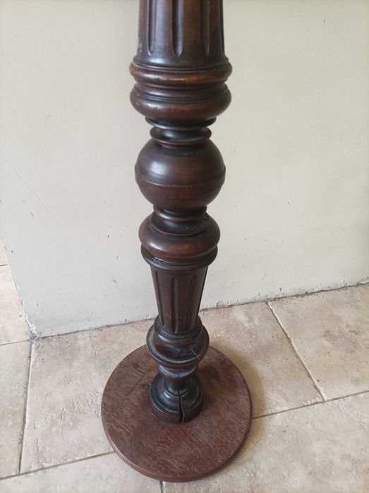 Drewniany stary kwietnik kolumna do renowacji